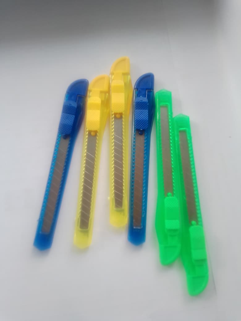 cutter transparan kecil